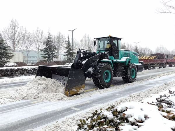 除雪保畅，尊龙凯时铁肩道义勇担重任！